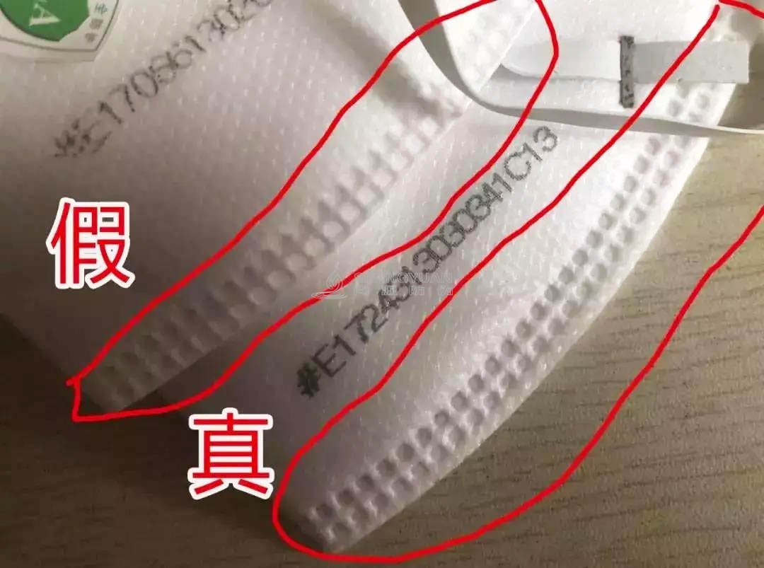 假口罩按压孔比较粗，同时比较浅，并且边缘很薄，而真口罩按压孔更小，更深，边缘也比较厚，可以明显的看出差别。